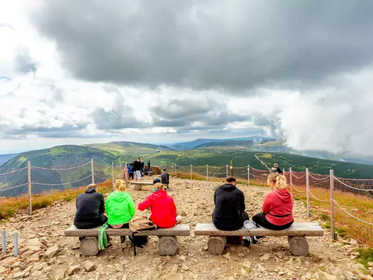 Wandelaars op de top van de berg Sněžka in Tsjechië