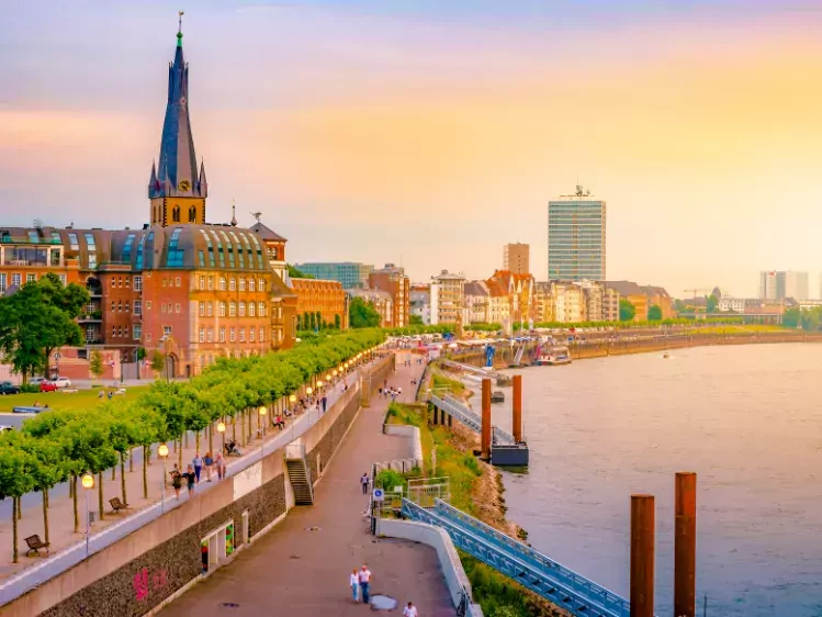 Rivier de Rijn in Düsseldorf