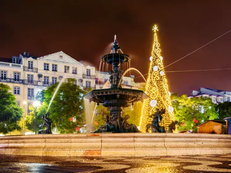Kerstboom op Rossio Square in Lissabon
