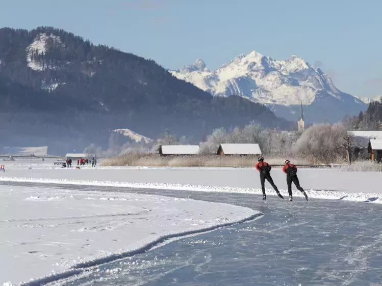 Schaatsers op de Weissensee