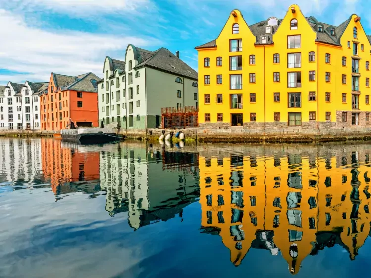 Kleurrijke huizen in Alesund