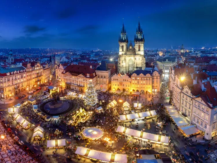 Kerstmarkt bij Old Town Square in Praag