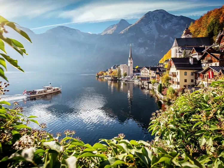 AT-HALLSTAT stadsaanzicht met boot