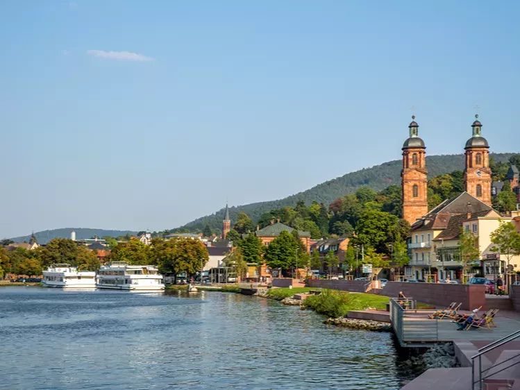 DE-Miltenberg kerk en rondvaartboot