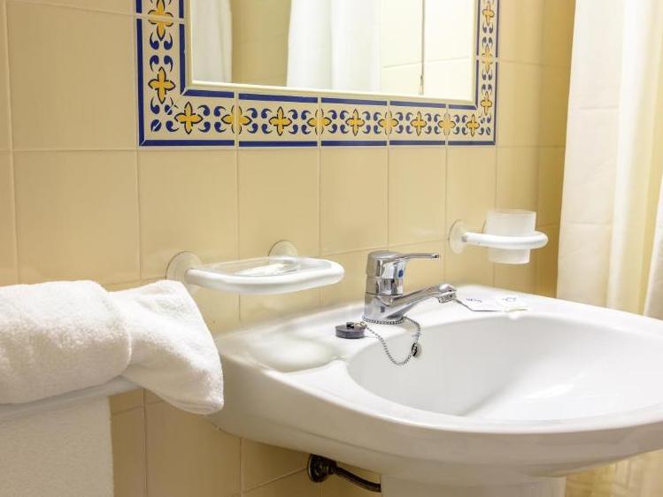 Hotel Pedras da Rainha badkamer