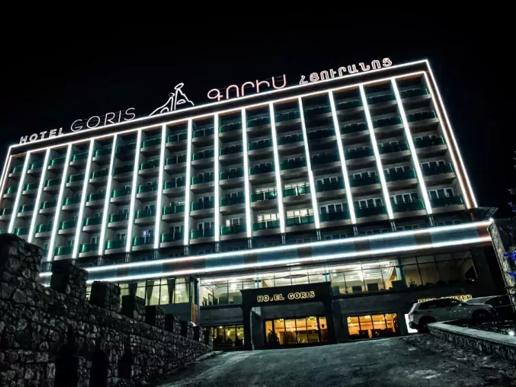 Vooraanzicht van Goris Hotel in Goris