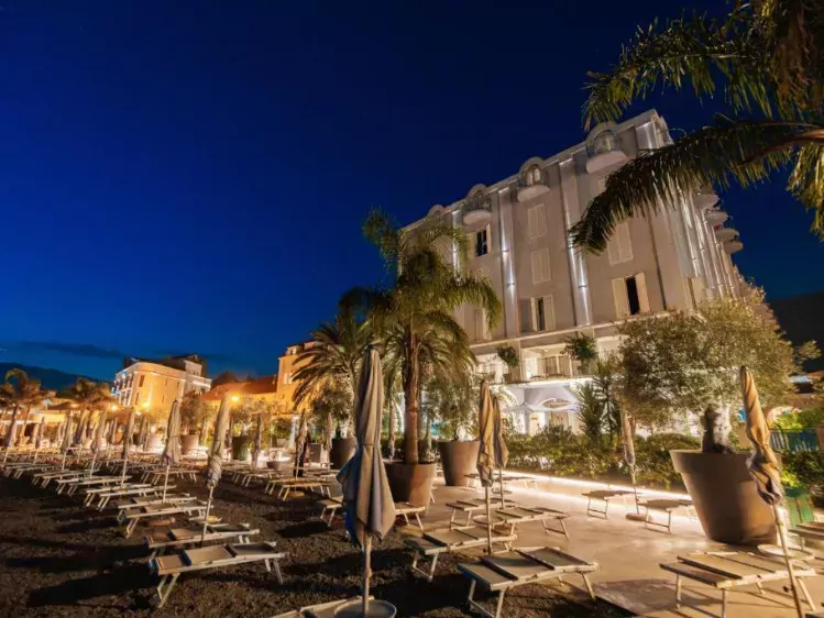 Hotel Palma Tivat achter aanzicht