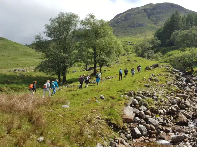 Groep wandelaars van Oad in Glenfinnan