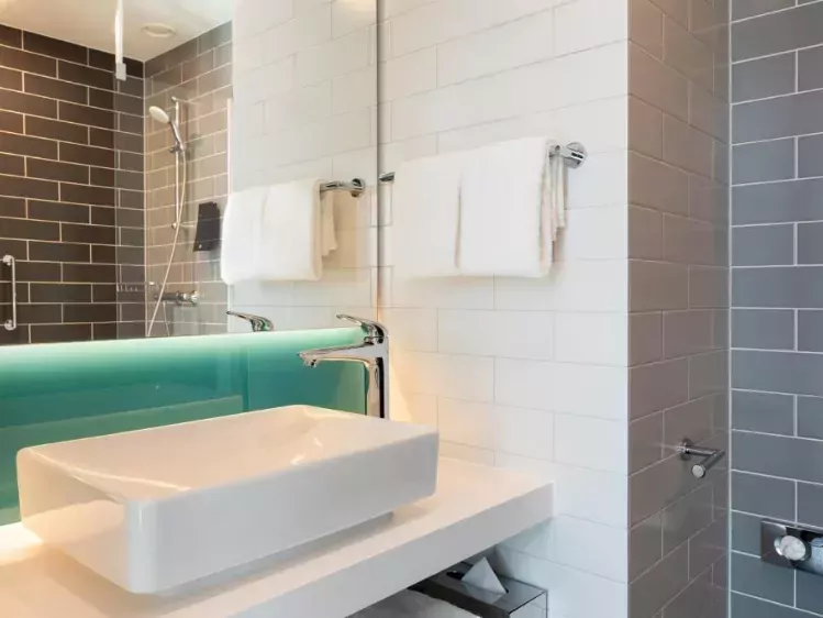 ACC - NL - AMS - Holiday Inn Express Amsterdam - badkamer