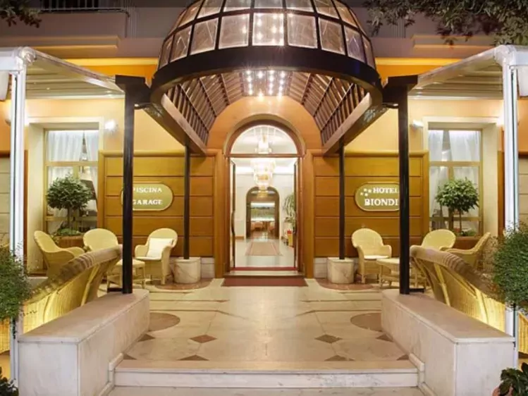 Vooraanzicht van Hotel Biondi in Montecatini Terme
