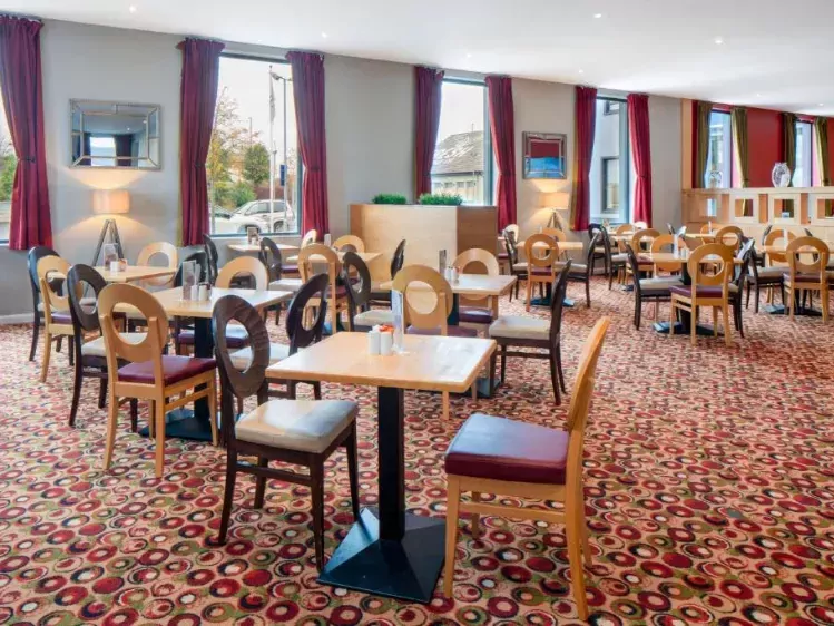 ie-holidayinnantrim-restaurant