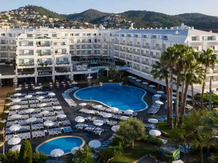 Luchtfoto van Hotel Aquamarina in Santa Susanna