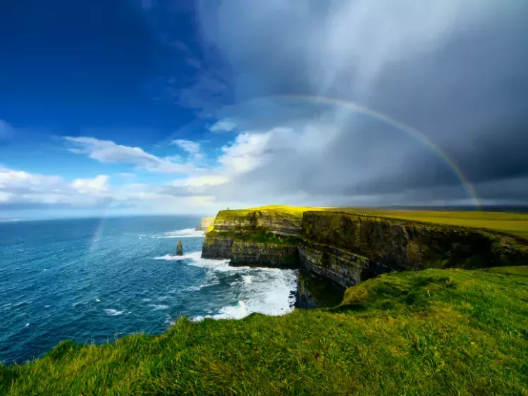 Regenboog bij de Cliffs of Moher in Ierland