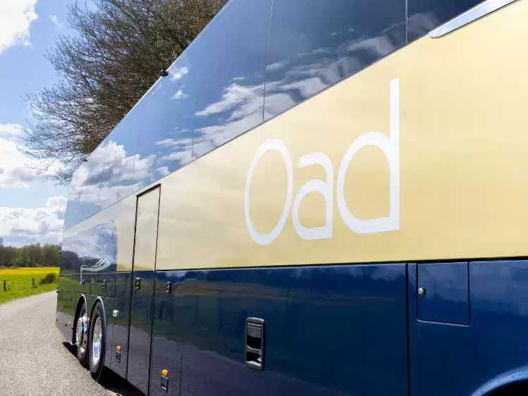 Zijkant van de Excellent bus van Oad