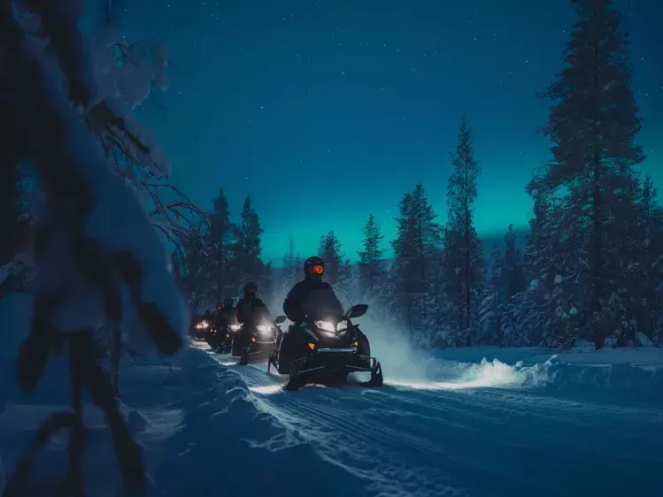 FI-sneeuwscooter en noorderlicht 749x562