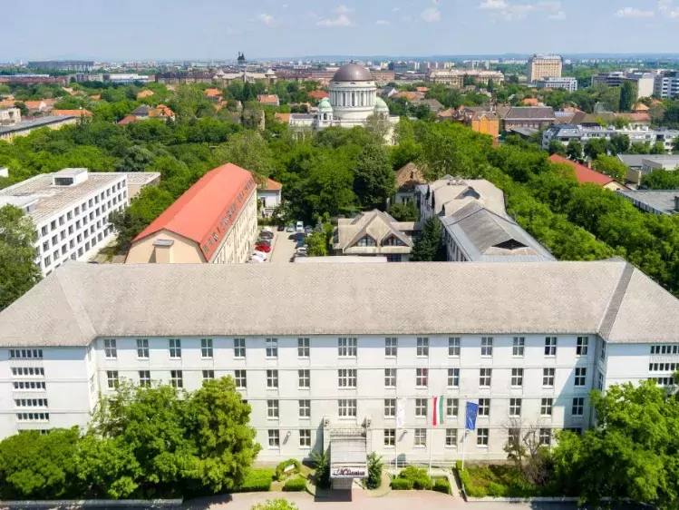 Vooraanzicht van Hotel Millennium
