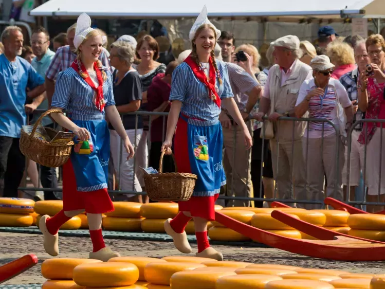 Kaasmeisjes op de kaasmarkt in Alkmaar