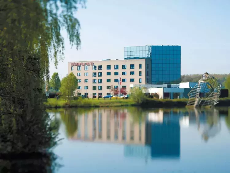 Vooraanzicht hotel van Mövenpick 's-Hertogenbosch