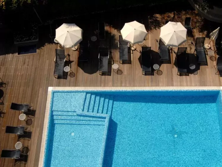 Zwembad van Hotel Caravel in Italië