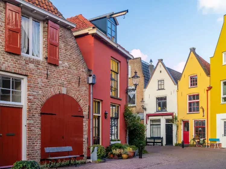 Kleurrijke huizen in de Walstraat in Deventer
