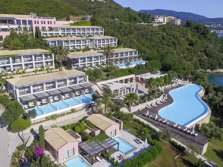 Zwembad van Ionian Blue Hotel