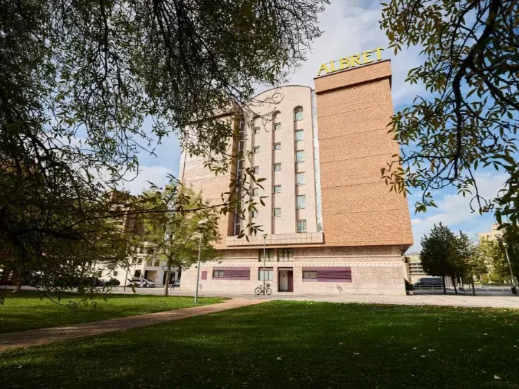 Hotel Albret - Vooraanzicht