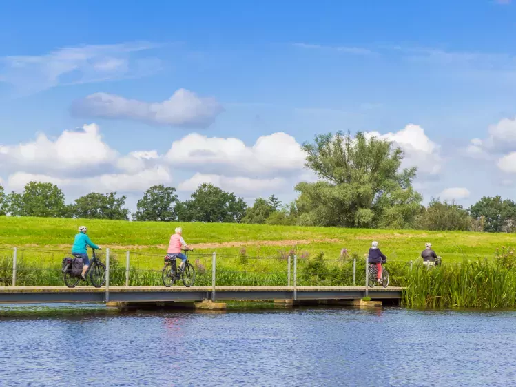 Groep fietsers over rivier de Vecht in Overijssel
