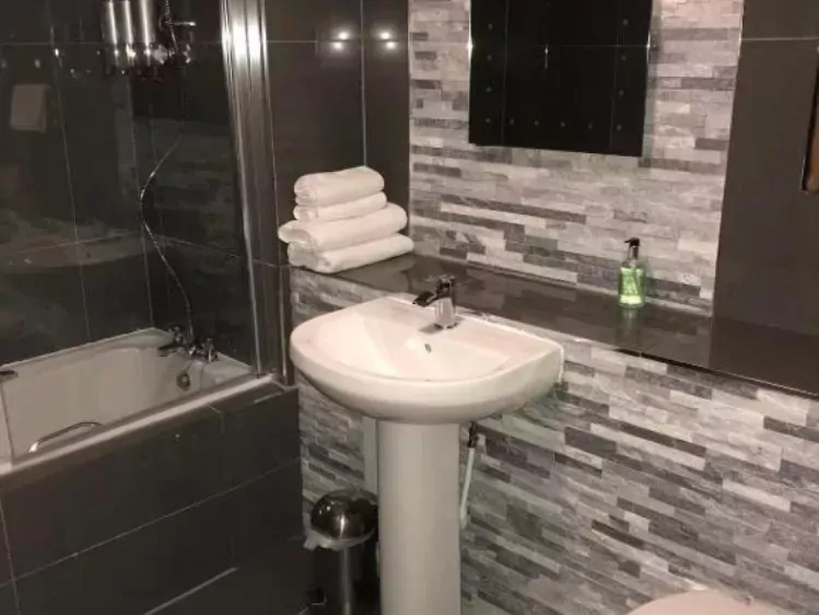 Voorbeeld badkamer The Grey Gull Hotel***