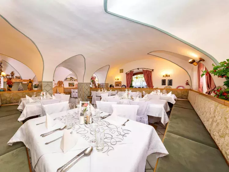 AT-Kartitsch-Gasthof Dolomitenhof restaurant 749x562