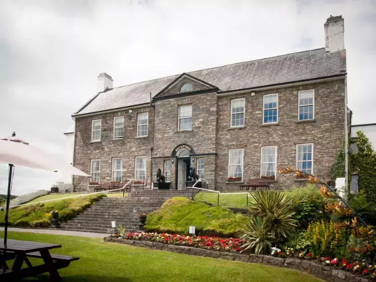 Vooraanzicht Falls Hotel