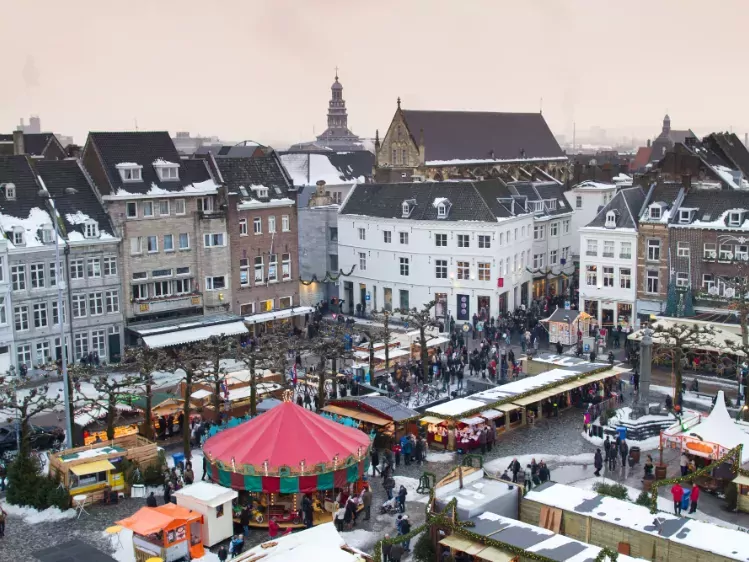 NL-Maastricht Vrijthof Kerstmarkt 749x562