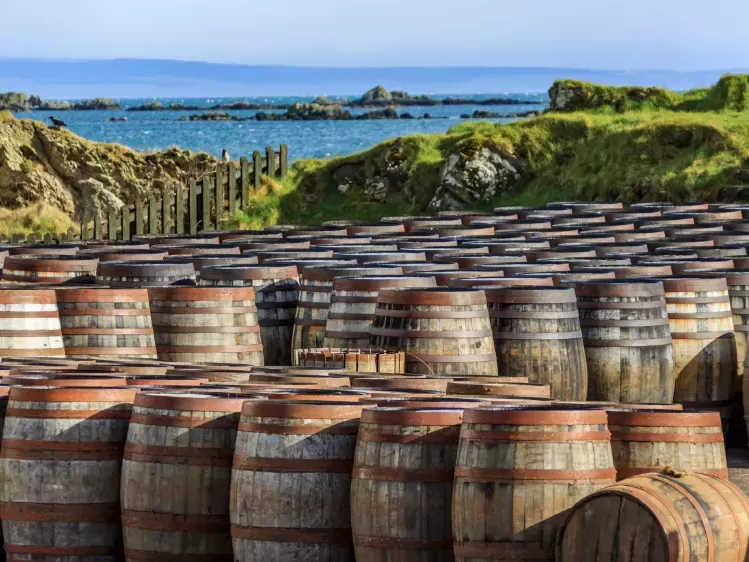 Whiskey vaten aan zee op Isle of Islay