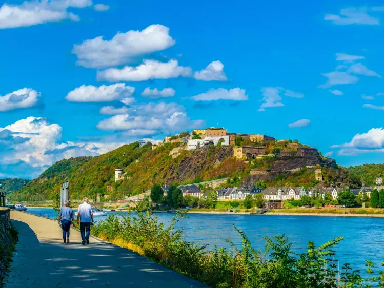 Wandelaars aan de Rijn in Koblenz