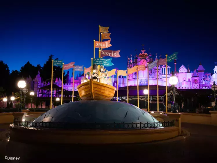 Disneyland Paris - It's a small world - boot aan de buitenkant