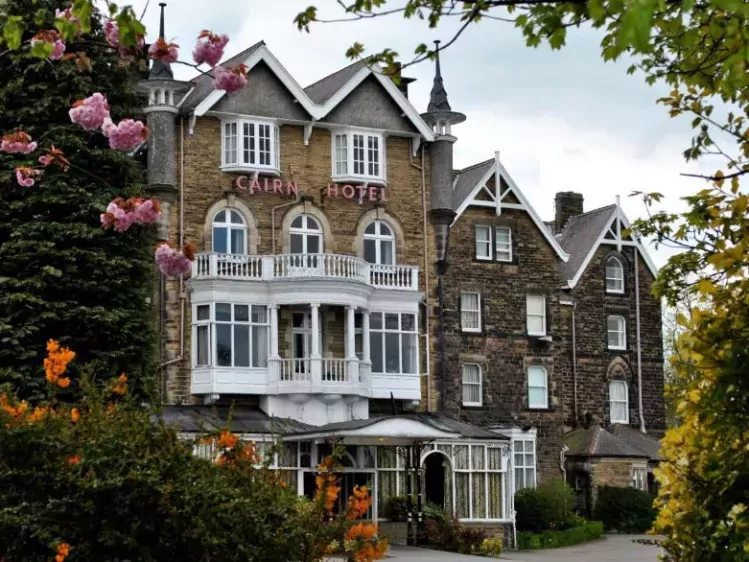 Vooraanzicht The Cairns Hotel