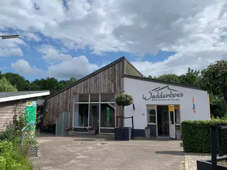 Vooraanzicht Gastenverblijf Waddenhoes