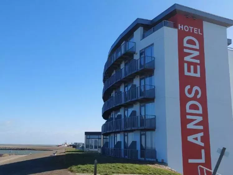 Vooraanzicht van Hotel Lands End