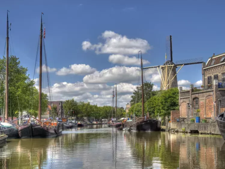 Windmolen bij het kanaal in Gouda