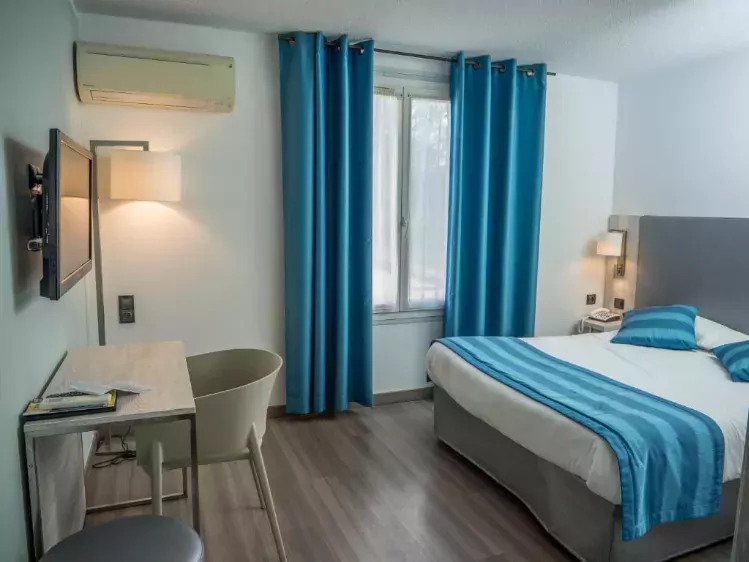 Voorbeeld hotelkamer van Logis Hôtel Uzès Pont Du Gard