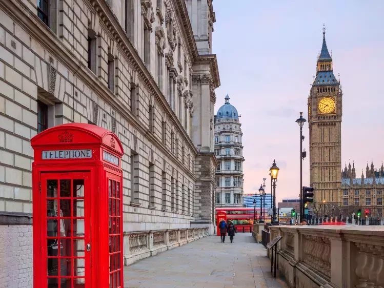 Rode telefooncel bij de Big Ben in Londen