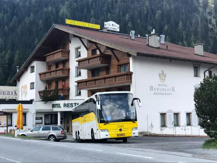 Hotel Bergblick eigenaren vooraanzicht comfort class bus