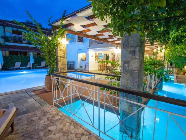 Zwembad van Hotel Neda in Olympia 2