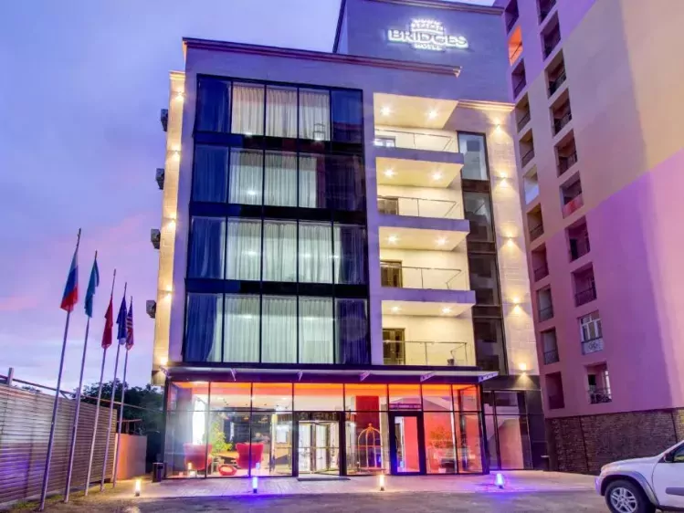 Vooraanzicht van Bridges Hotel in Bishkek