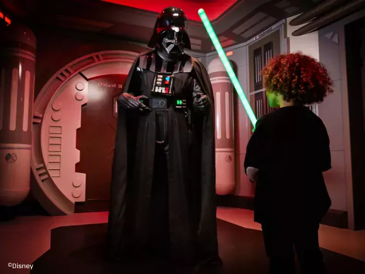 Disneyland Paris - Star Tours The Adventures Continue - Darth Vader met kind