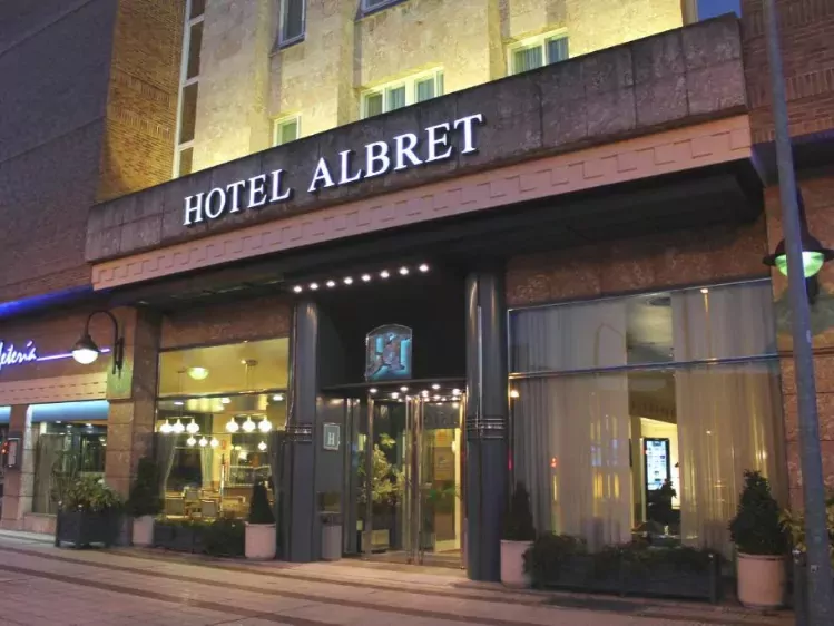 Hotel Albret - Vooraanzicht