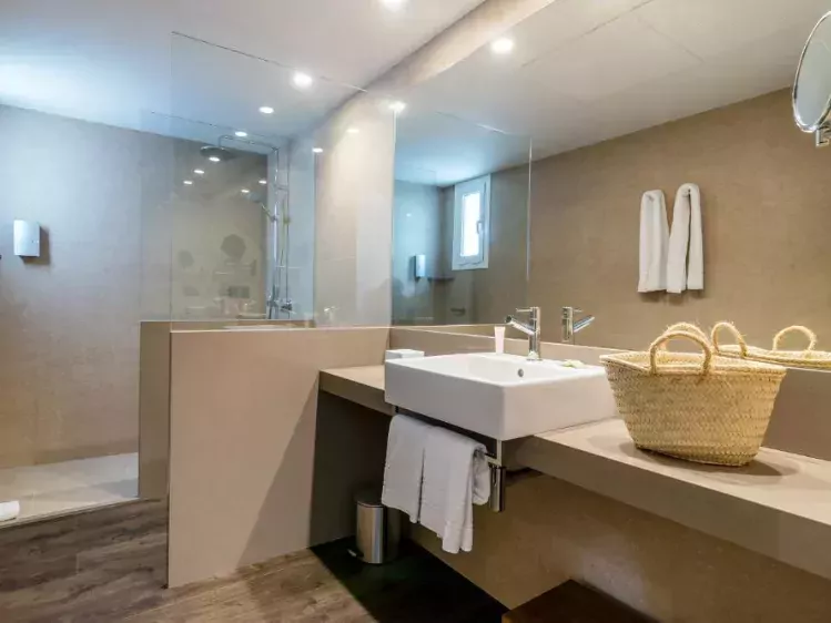 Badkamer van voorbeeld kamer van Hotel Peninsular in Gerona