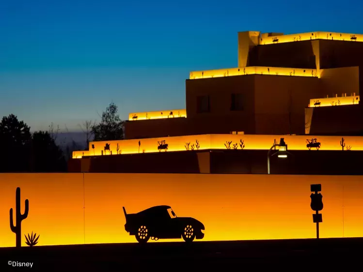 Avondaanzicht Disney Hotel Santa Fe in Disneyland Paris