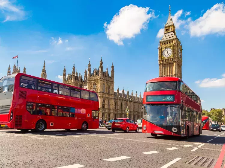 Rode bussen bij de Big Ben in Londen