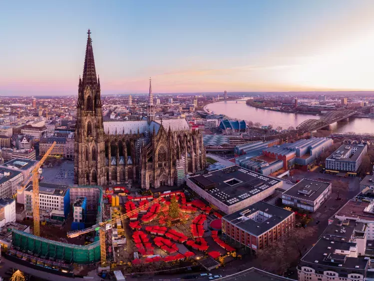 Kerstmarkt in Keulen aan rivier de Rijn