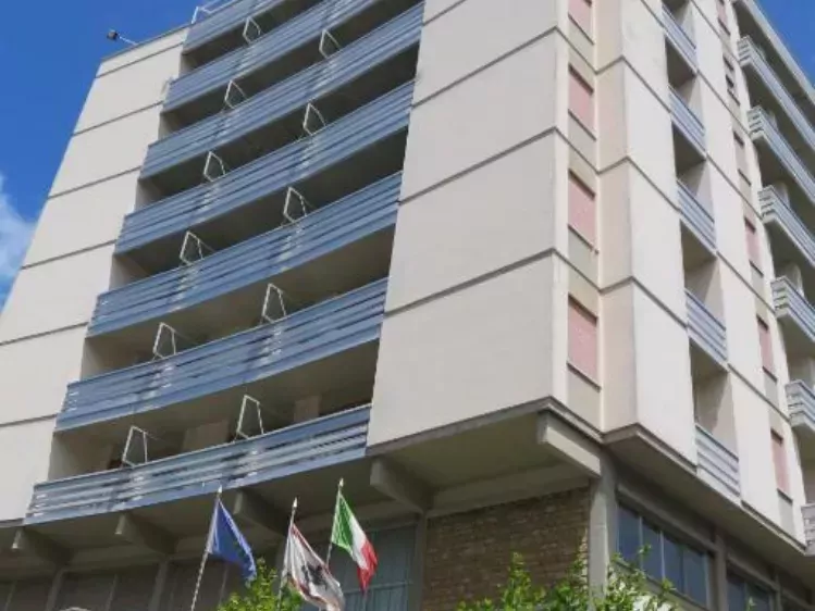 Vooraanzicht van Grand Hotel Golf in Tirrenia